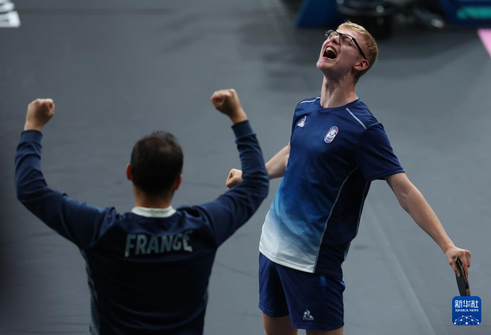 色的防守反 色的防守反