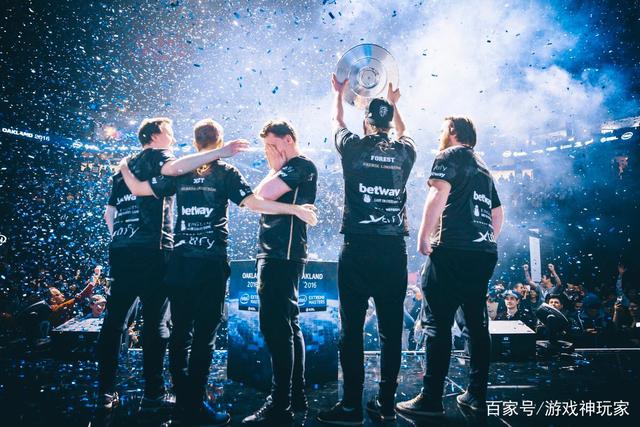 广东化州第二季“村BA”收官 冠军队喜提一“车”土特产2025-01-27.